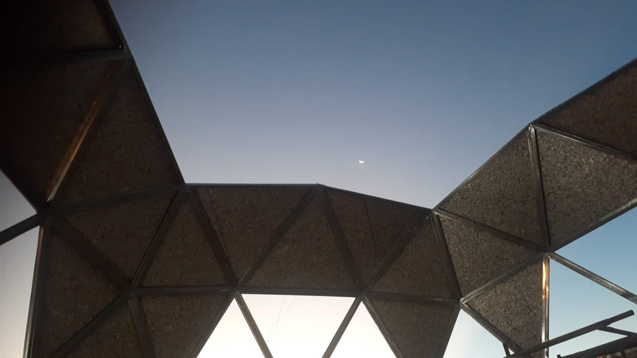 Estructura al 50% con la luna en el cielo