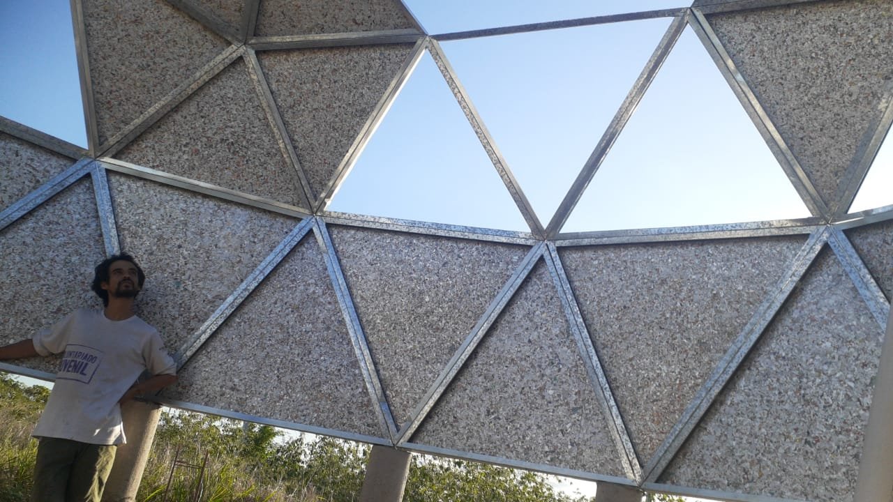 Junto a la estructura casi terminada