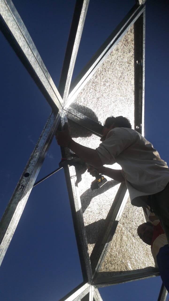Trabajando en altura durante el ensamble