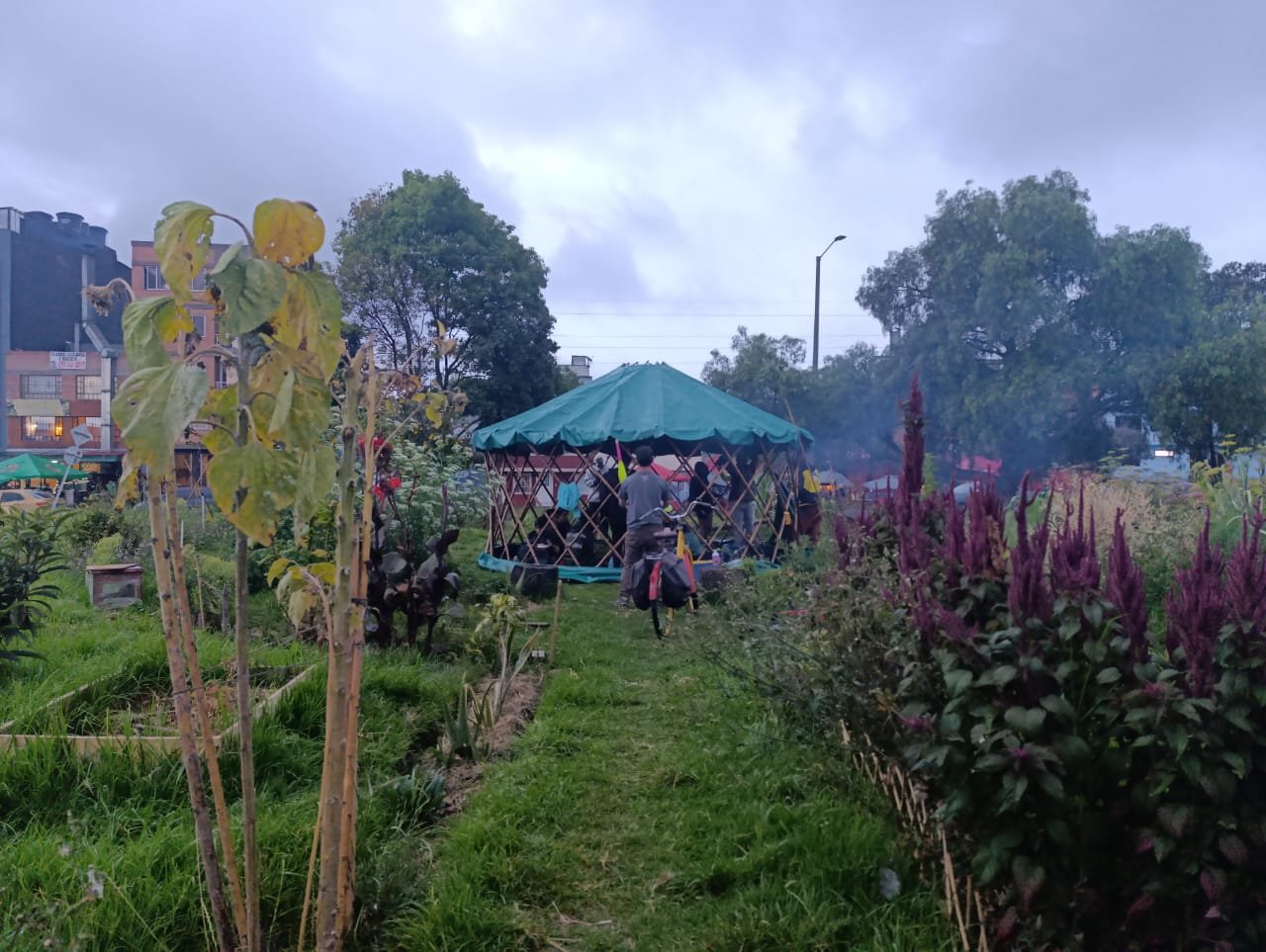 La yurta el día de su nacimiento, en pleno Festival de la Paca, con la huerta de fondo