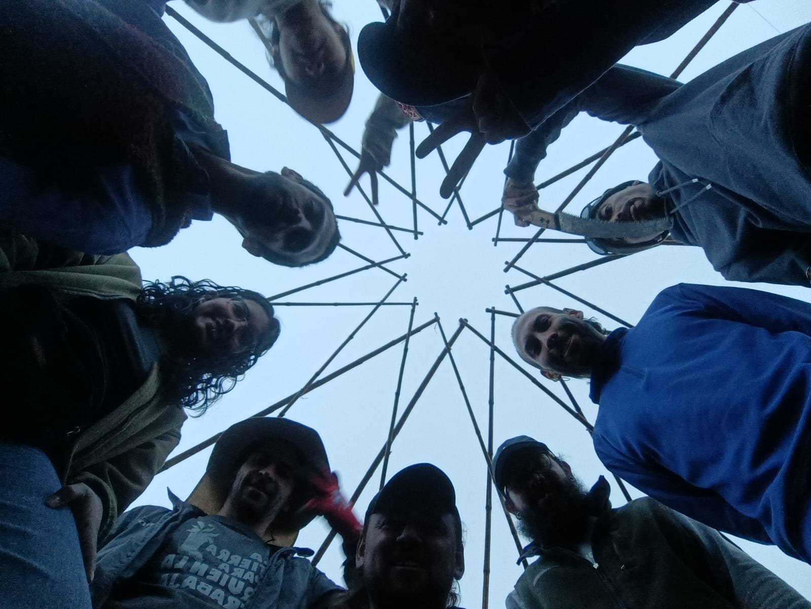 Equipo de Geotopía y el Círculo del Xue durante el mantenimiento de la yurta