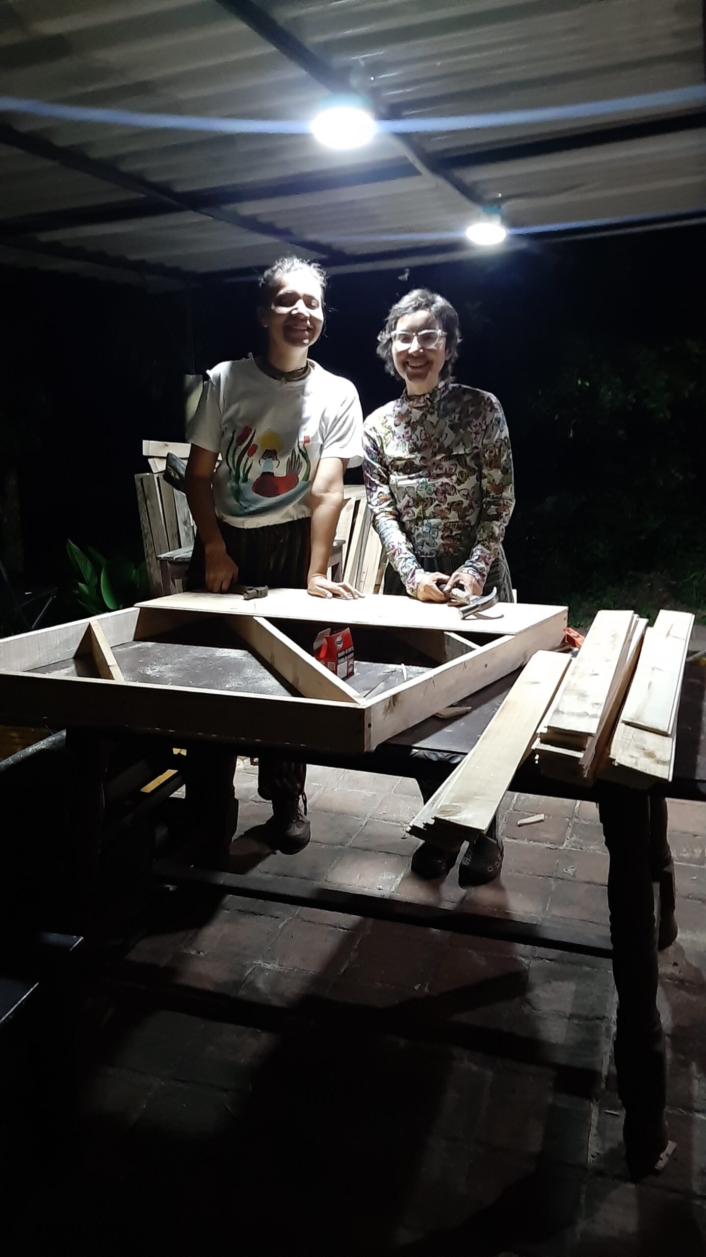 Ayudantes trabajando de noche
