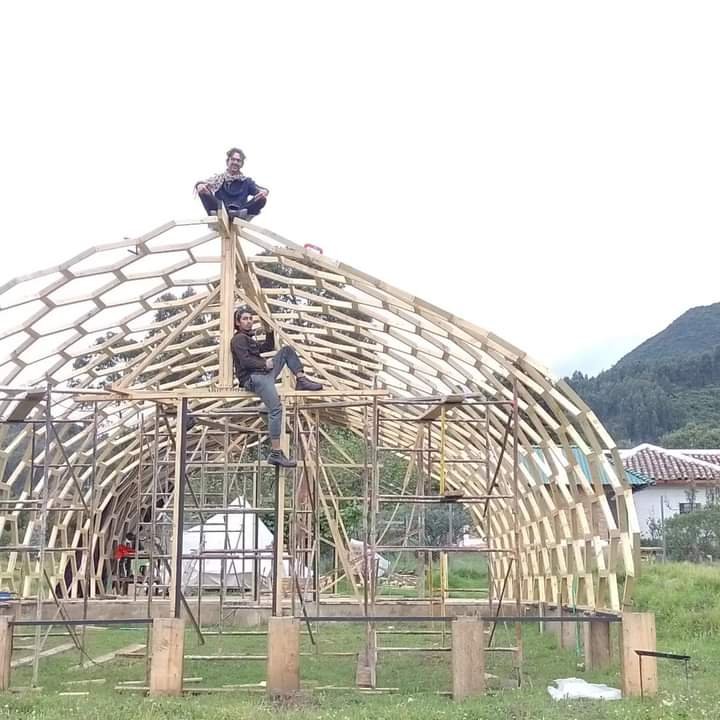 Obreros trabajando sobre la estructura terminada