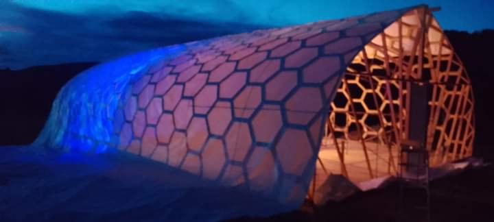 Túnel de noche con la cubierta ya instalada