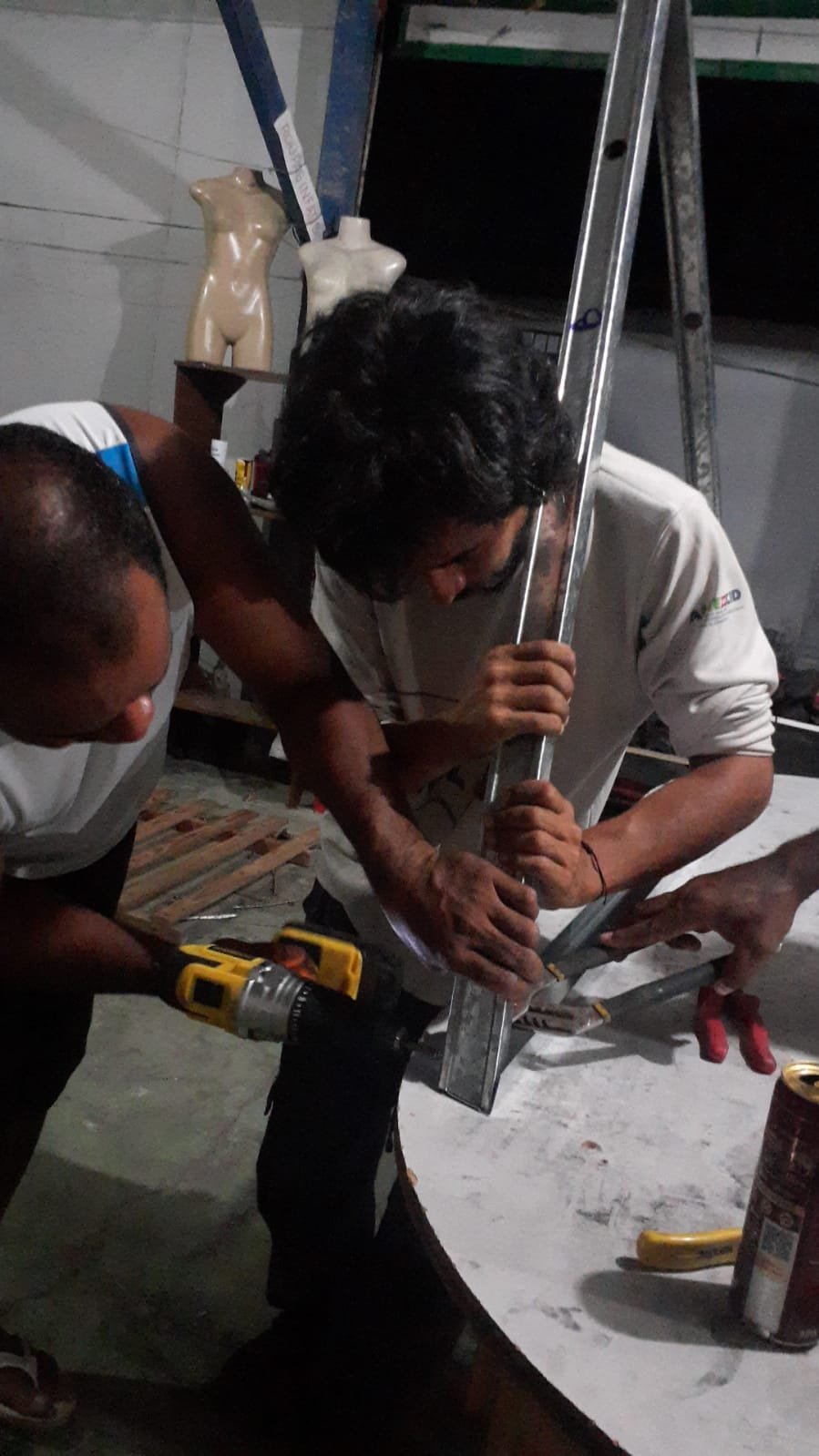 Atornillando perfiles de aluminio en el taller