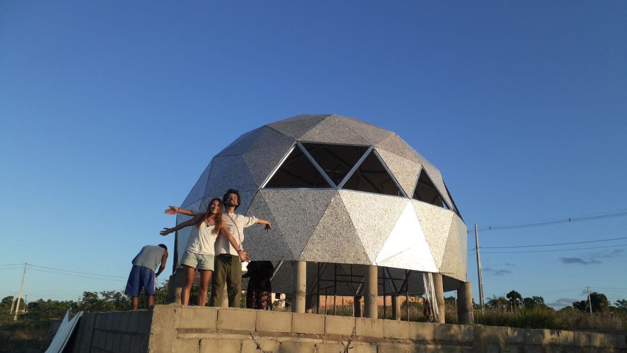 Luisa y Juan Sebastián frente a la obra completada