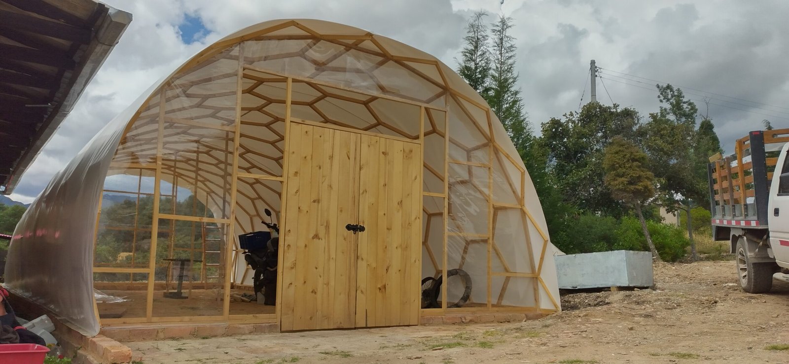 Frente del túnel hexagonal con puertas y cubierta instaladas · Tausa · 2021
