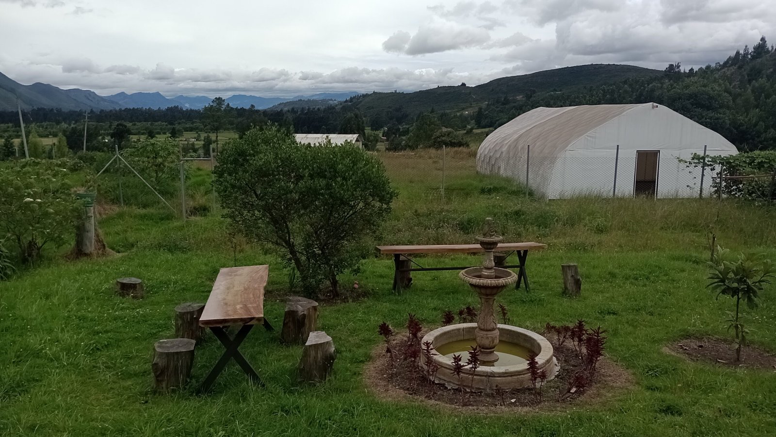 Panorámica del jardín con el túnel en el horizonte · Guachetá · 2023