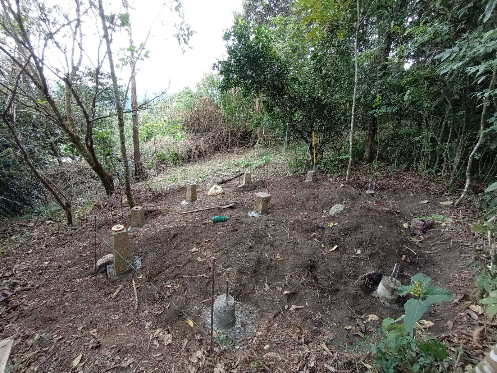 Piedras de base sobre la tierra